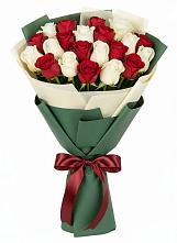 Букет Микс из красных и белых роз в Цоци-Юрте