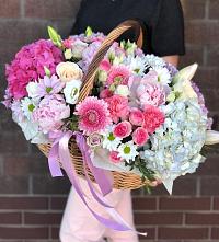 Композиция солнечный день в Цоци-Юрте Цветочная композиция из Розы, Хризантемы, Пионы и Лизиантусы в корзине в Цоци-Юрте