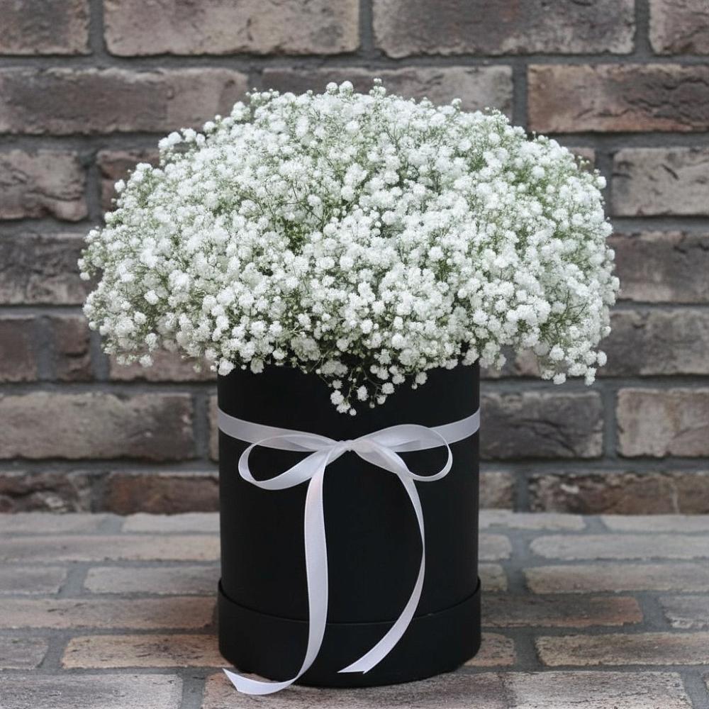 Цветочная композиция из Гипсофила в шляпной коробке в Цоци-Юрте