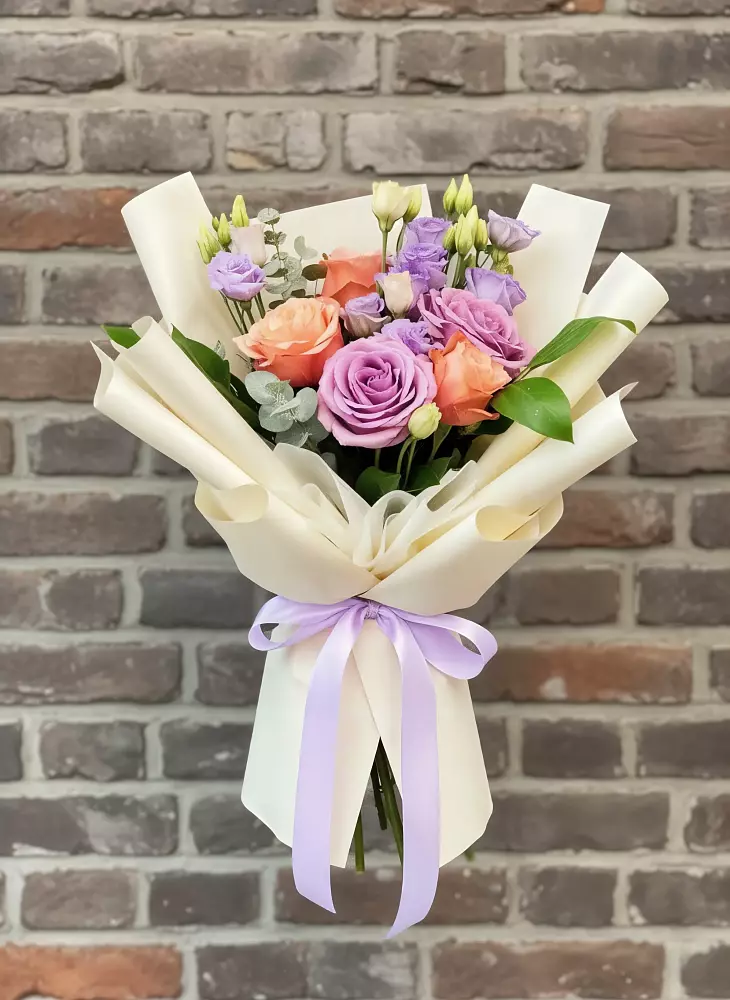 Букет цветов из: Лизиантусы и Розы в Цоци-Юрте