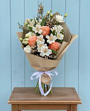 Букет цветов из:  Альстромерии, Лизиантусы, Розы и Хризантемы в Цоци-Юрте