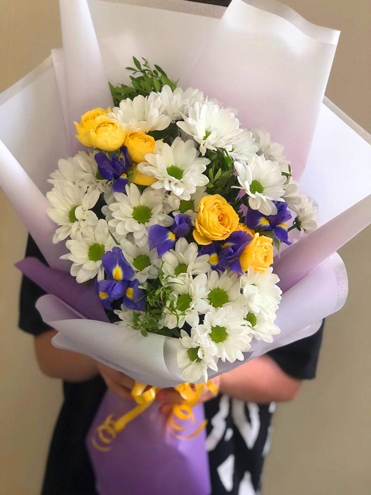 Букет цветов из: Ирисы, Хризантемы и Розы в Цоци-Юрте