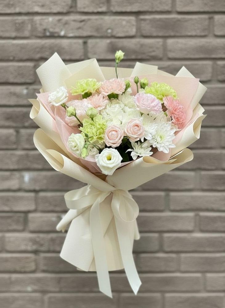 Букет цветов из: Гвоздики, Розы, Лизиантусы и Хризантемы в Цоци-Юрте