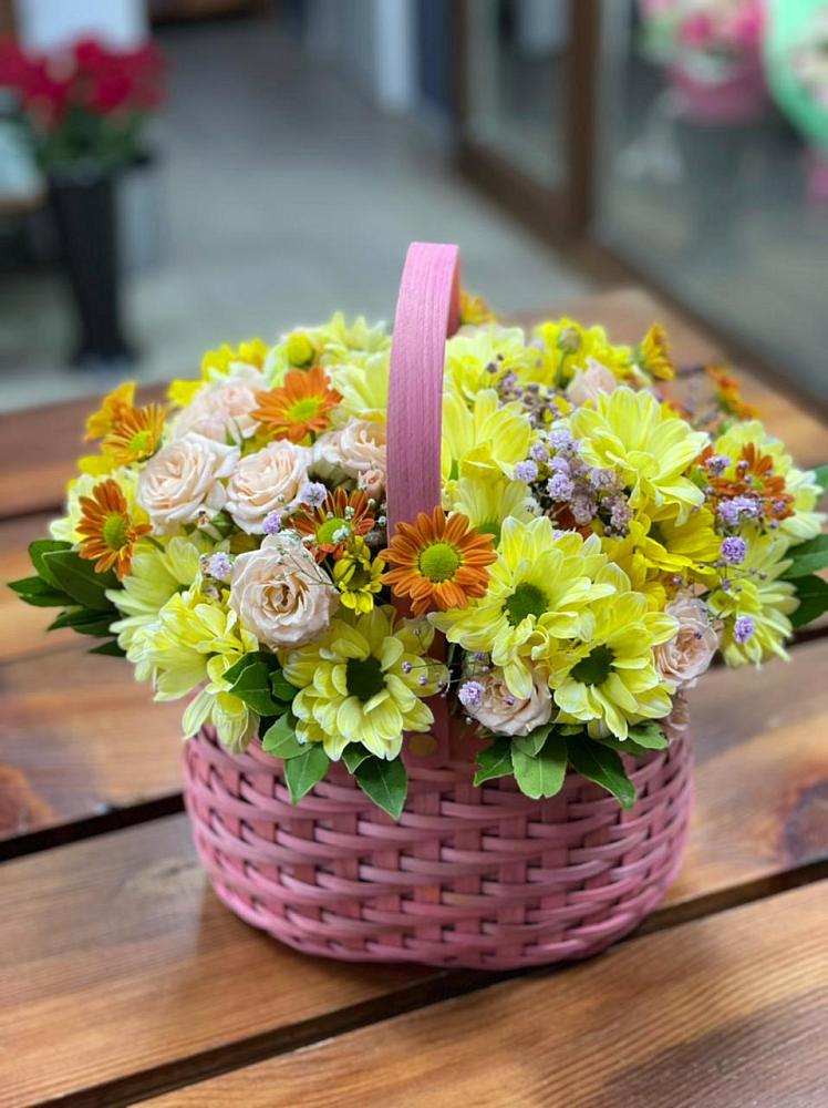 Цветочная композиция из Хризантемы и Розы в корзине в Цоци-Юрте
