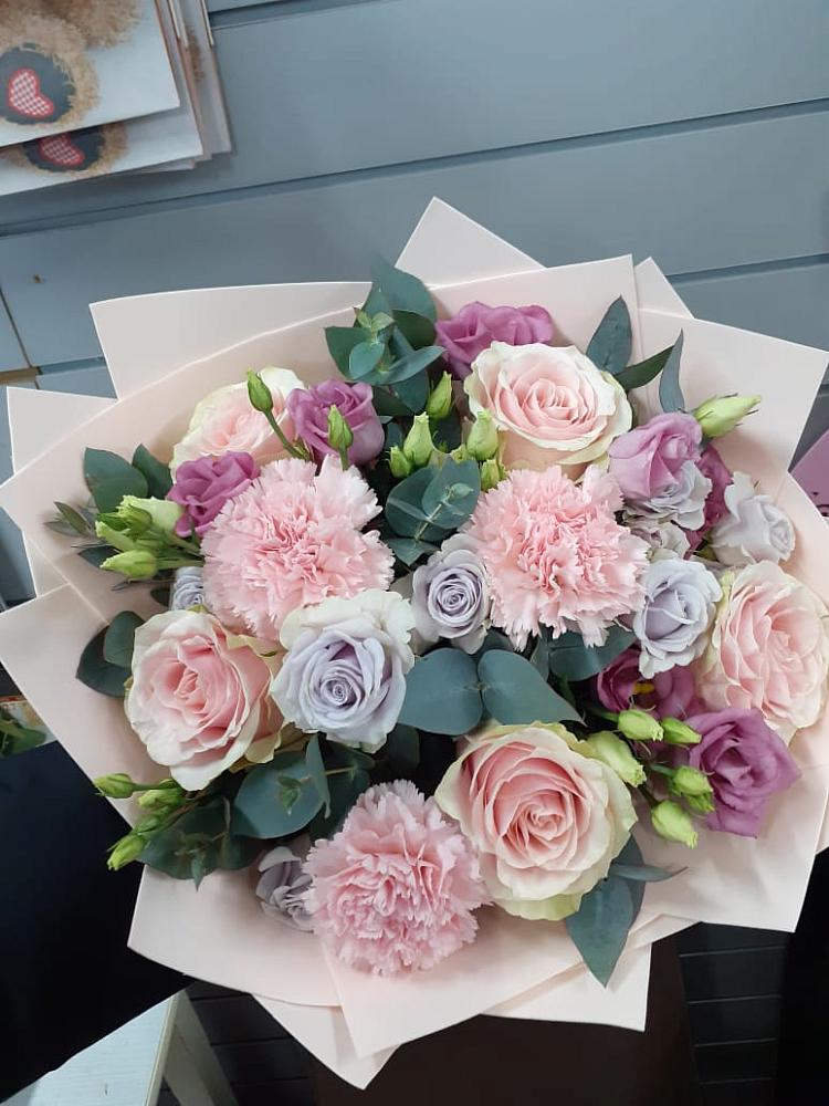 Букет цветов из: Розы, Гвоздики и Лизиантусы в Цоци-Юрте