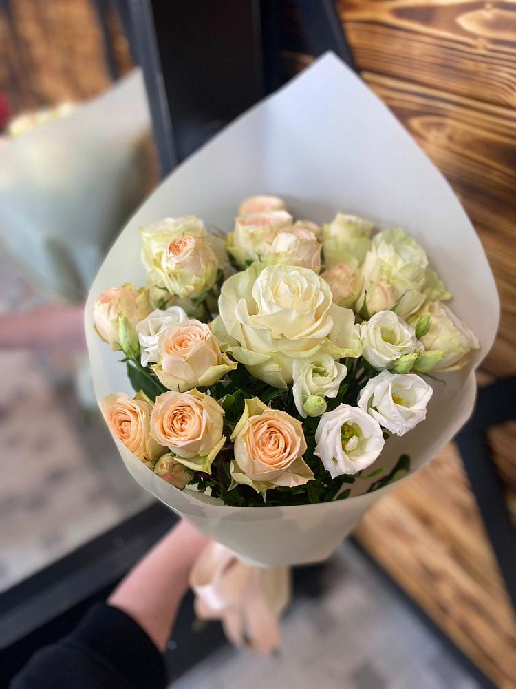 Букет цветов из: Розы и Лизиантусы в Цоци-Юрте